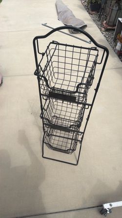Metal swinging basket with label