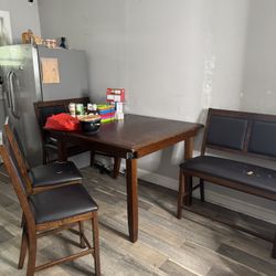 Dining Room Table & Chairs