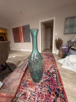 Teal color large decor vase matches with rug