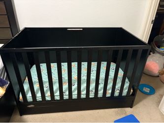 Convertible crib with drawer