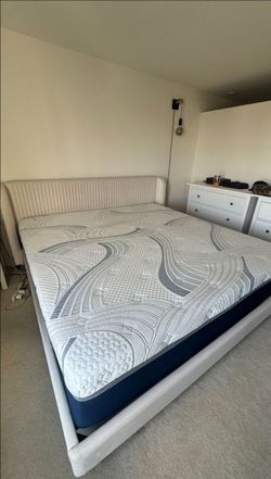 like New King Size Novaform 14" comfort grande memory foam luxury mattress