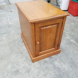 End Table / Cabinet LIKE NEW