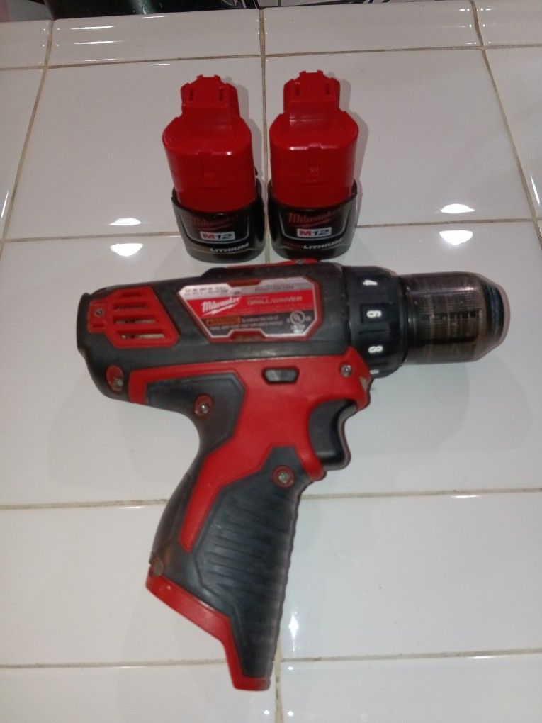 12V Milwaukee 3/8 DRILL DRIVE With 2 Batteries
