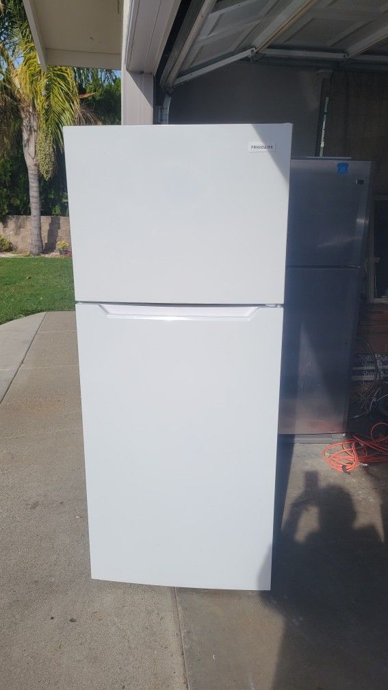 FRIGIDAIRE 28" BRAND NEW  REFRIGERATOR CAN DELIVER ANYWHERE 