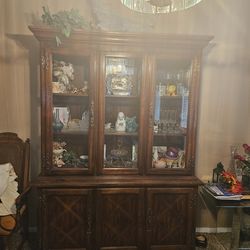 Dining room table 8 chairs 4 with arm rests  4 without  plus   hutch