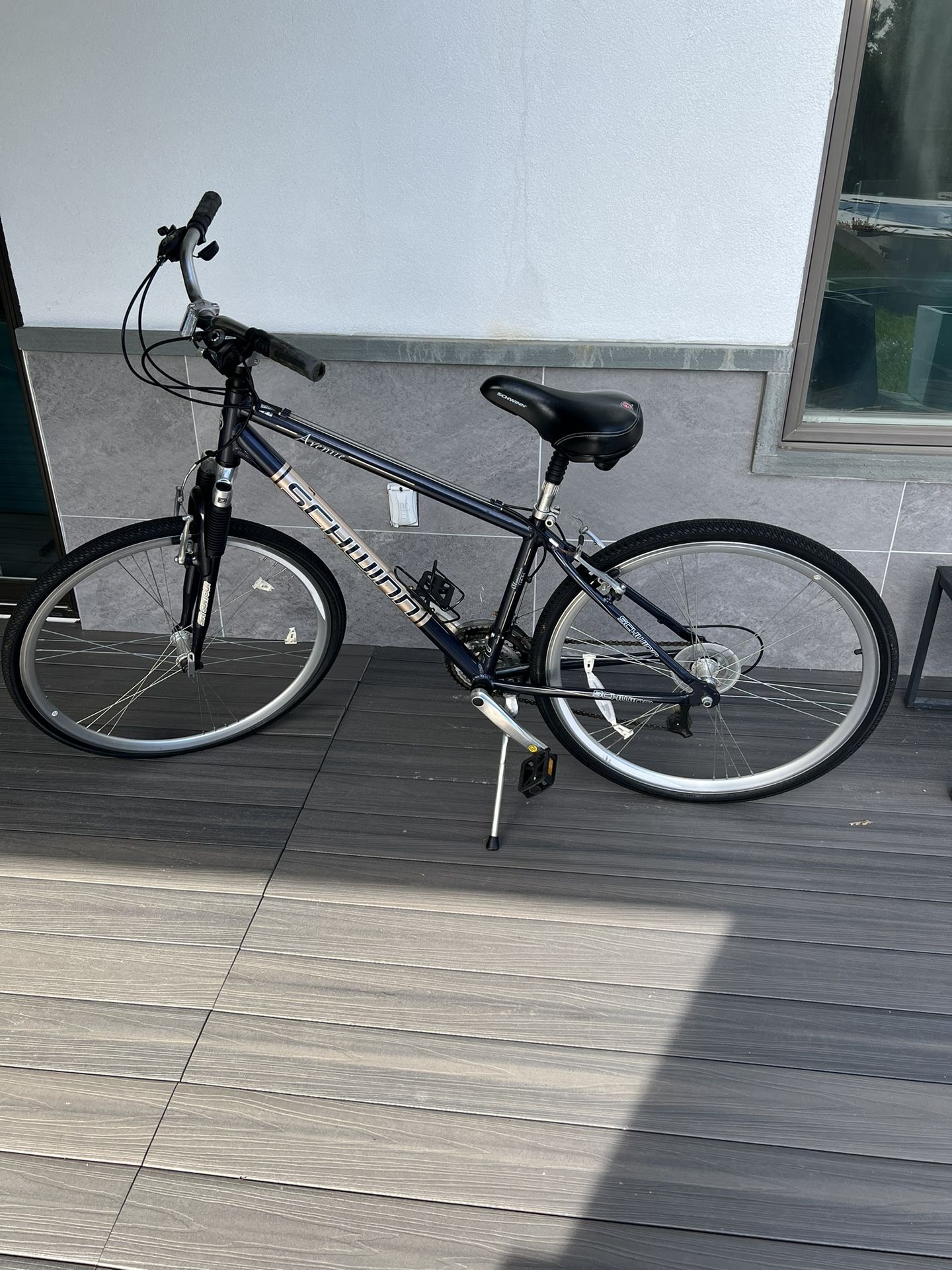 Schwinn Avenue Hybrid Bike – 21-Speed Shimano Gears