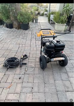 Shop DEWALT 4400 PSI 4.0 GPM Gas Pressure Washer with 420cc Engine, Triplex Pump, Commercial Cold Water Power Washer