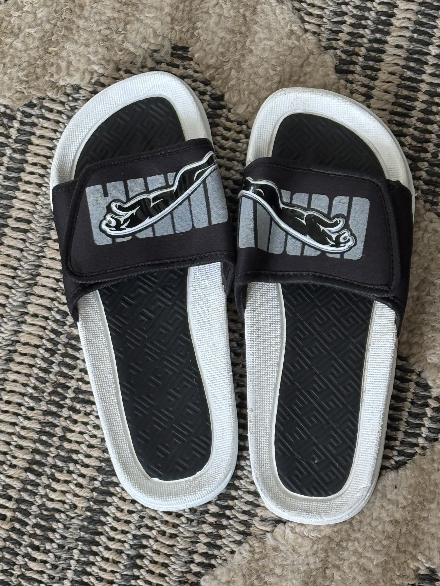 UNISEX PUMA OPEN TOED SANDALS IN A SIZE 42 OR US SIZE 9-10 BRAND NEW BUT NO BOX