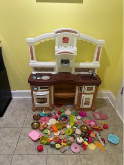 Step 2 kids play kitchen with play food in GOOD condition