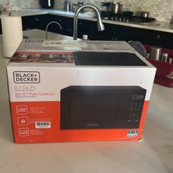 Brand New 0.7 Cu Ft Black Microwave Available For Pick Up In Rancho Peñasquitos 