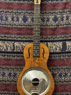 Royall Dobro-Style Resonator Guitar – Hard Case Included