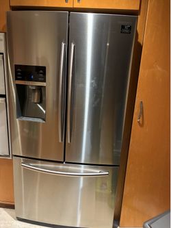 Samsung fridge stainless steel French doors with ice maker and freezer drawer on bottom