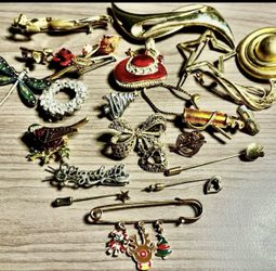 Vintage Pins and trinkets lot. All different sizes. Happy to bundle. As is no returns make me an offer I can’t refuse. Please feel free to ask me any