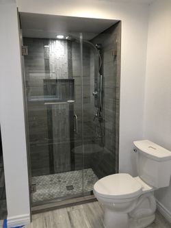 Shower door glass. Puertas de vidrio para baños