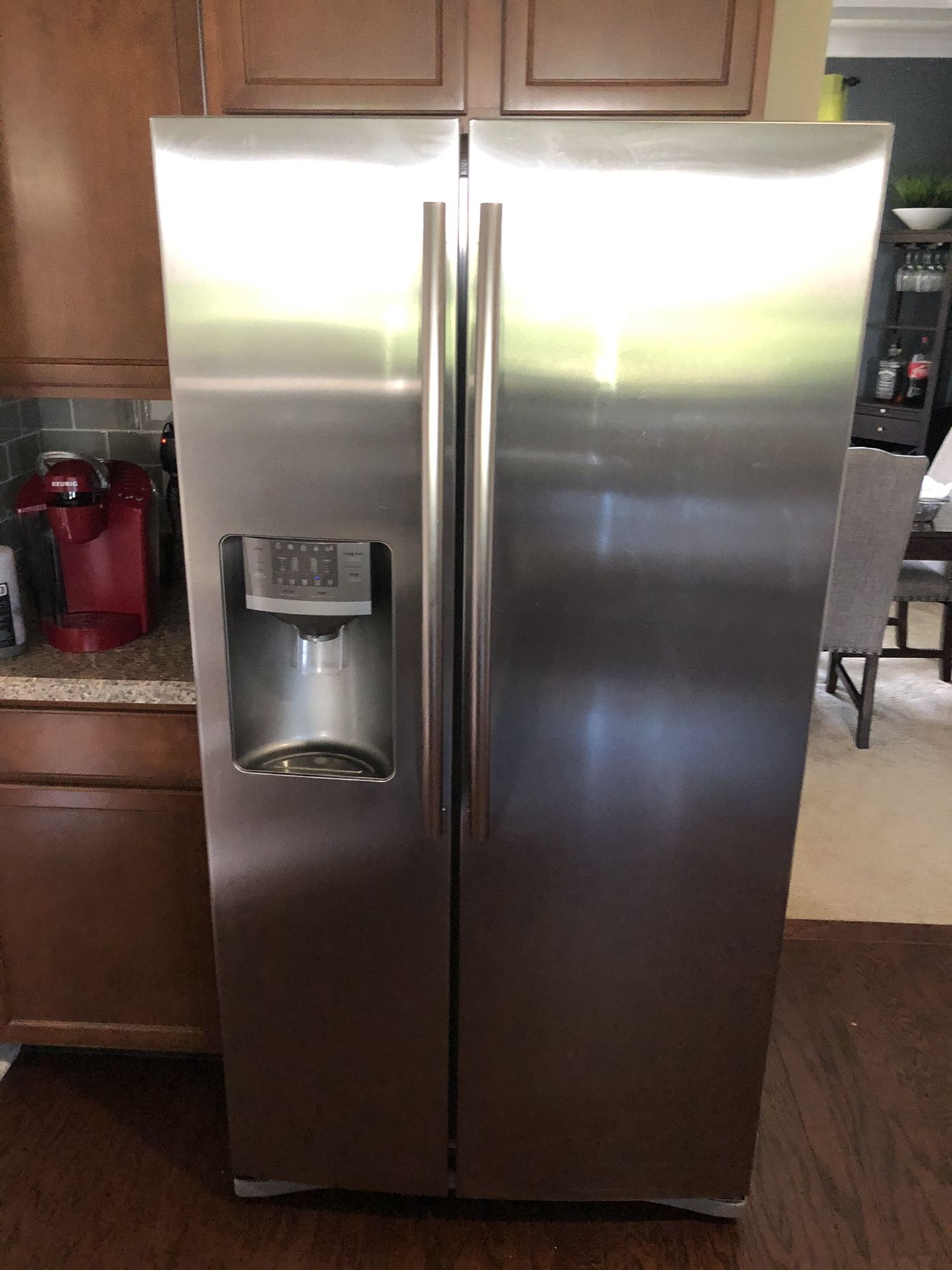 Samsung RS261MDBP | Side by Side | Refrigerator | 26 cu ft. | Power Freeze/Cool | Compact Icemaker | External Water Dispenser | Door Alarm | Energy St