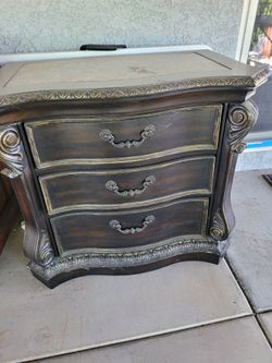 2 Nightstands nice