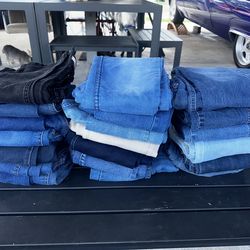 Pantalones de un niño adolescente de la talla 14 y 16 $60 por todos están en muy buenas condiciones