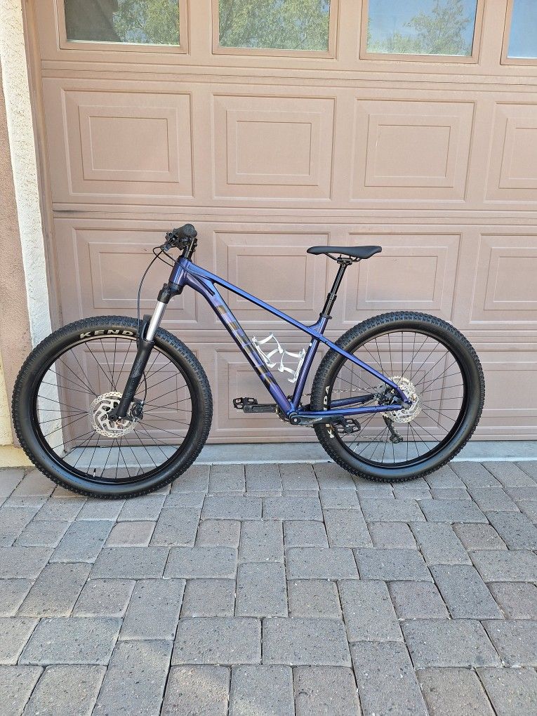 TREK ROSCOE 6 MOUNTAIN BIKE 27.5 INCH 1 X 10 DRIVETRAIN DROPPER POST SEAT LIKE NEW( CHECK MY OTHER BIKES)
