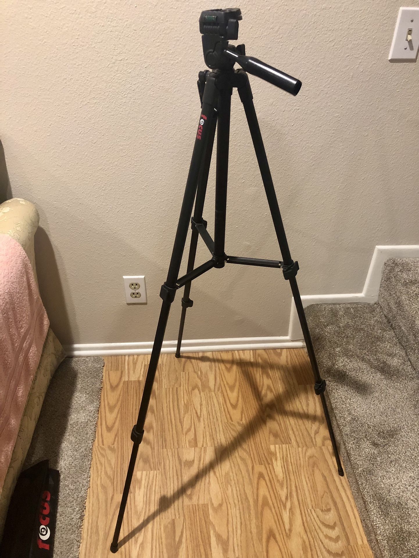 20”-56” Focus tripod