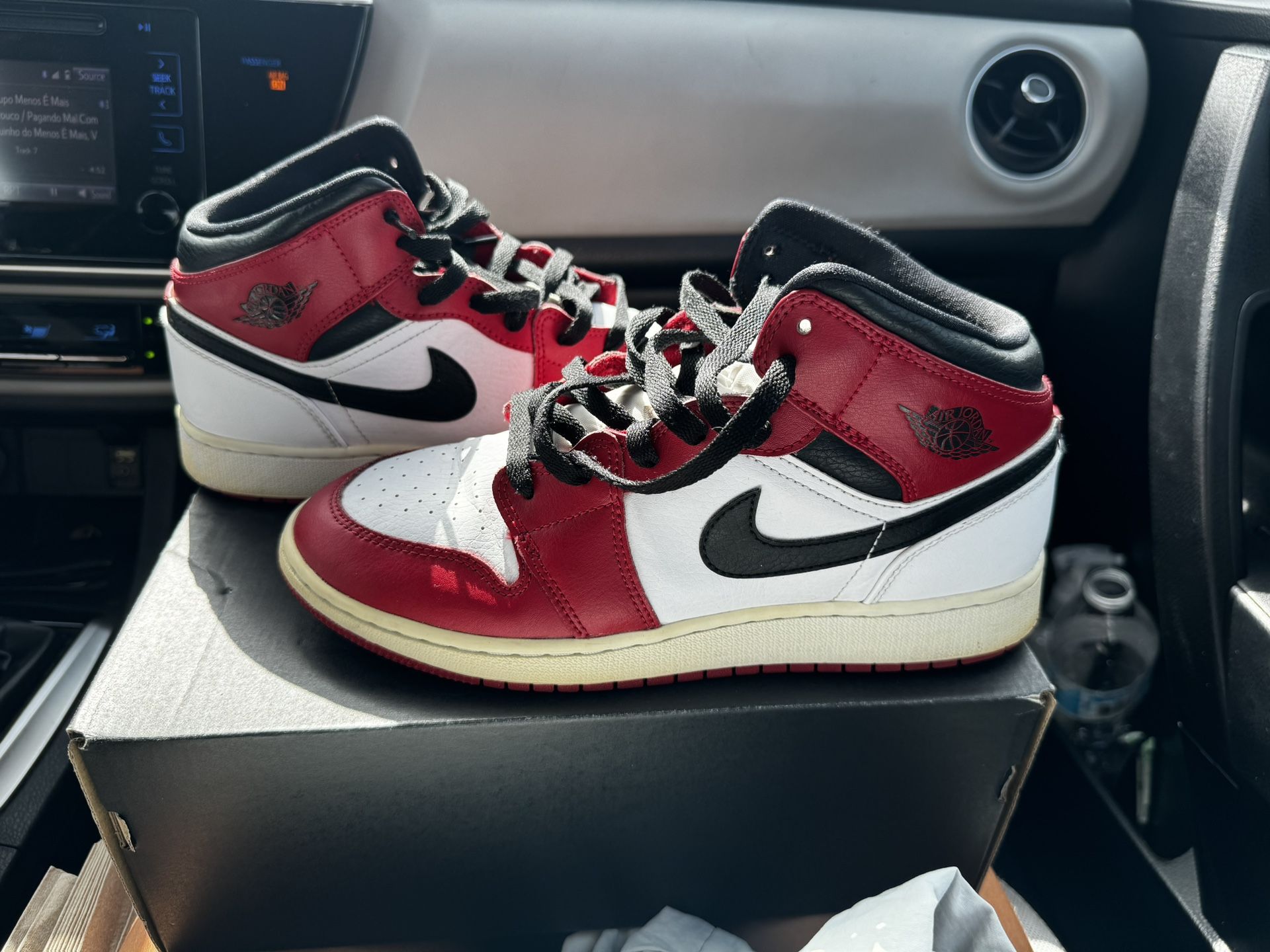 Air Jordan 1 Mid Red