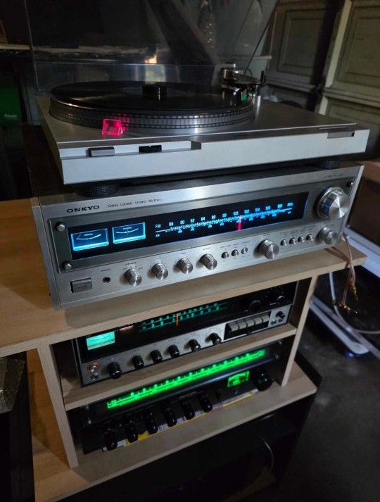 Vintage onkyo TX-2500 has beautiful Blue LED. Can be paired with Turntable and speakers