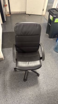 Swivel adjustable office chair