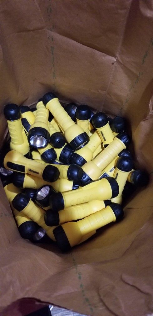 OVER 60 FLASH LIGHTS THEY NEED BATTERIES ASKING $35 FOR THE WHOLE BAG