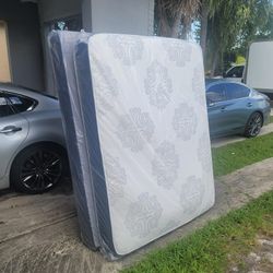 NEW Queen-Size MATTRESS and BOX SPRING. Bed frame not included👍