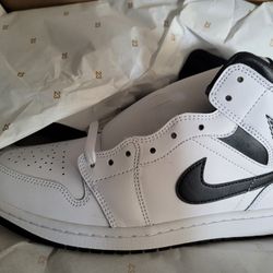 🔥AIR JORDAN 1 MID🔥 
REVERSE PANDA 🐼 MEN'S SIZE 10 AVAILABLE ONLY❗️❗️❗️ASKING FOR 💲90 FIRM