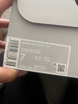 Woman’s size 7 Air Force 1