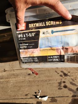 Caja nueva de tornillos