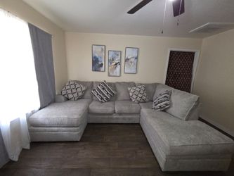 Benchcraft 2-Piece Sectional
