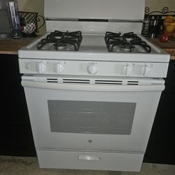GE  White Gas Range, 30 Inches Wide