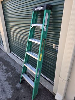 Like New 6ft Werner Fiberglass Step Ladder. "CHECK OUT MY PAGE FOR MORE DEALS "
