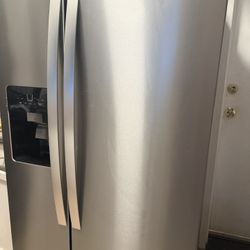 Like New Whirl Pool Refrigerator 