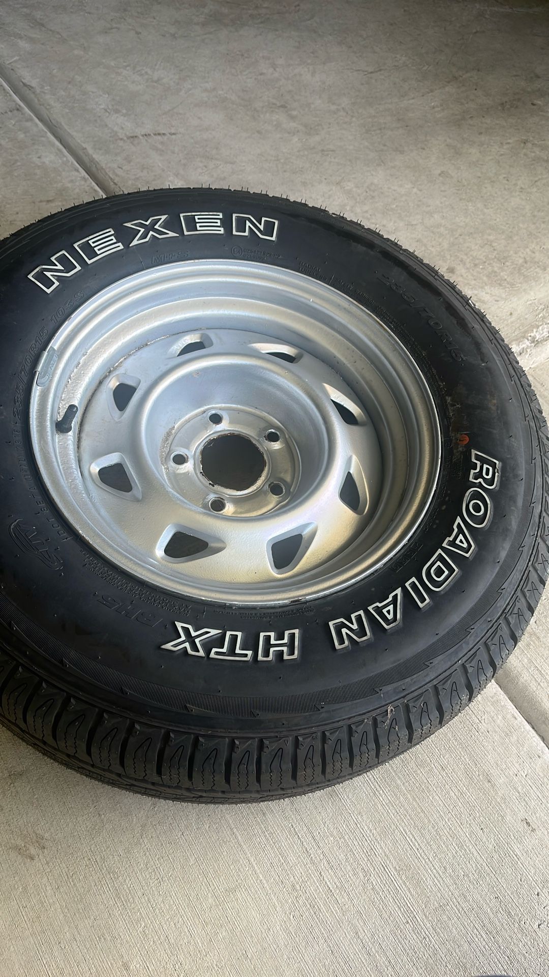 (1) Nexen 235/70R15 Tire 