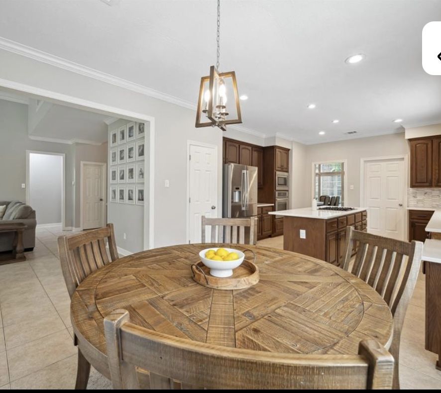 Round Kitchen Table 