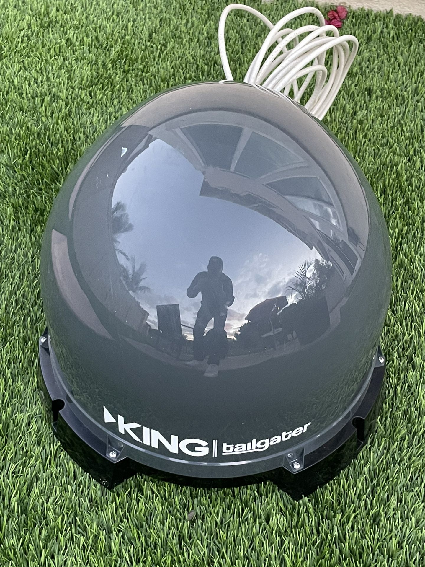 KING VQ4500 Tailgater Portable/Roof Mountable Satellite TV Antenna (for