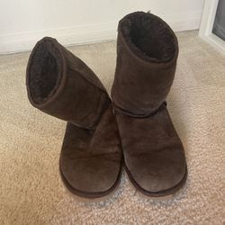 Women’s. Ugg classic boots. Size 6. Brown. 