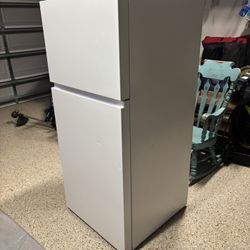 Hisense 18 Cu. Ft Refrigerator W Top Freezer
