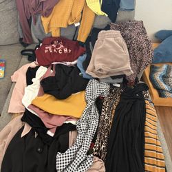 40+ Pieces Of Women’s Clothing Size M + L
