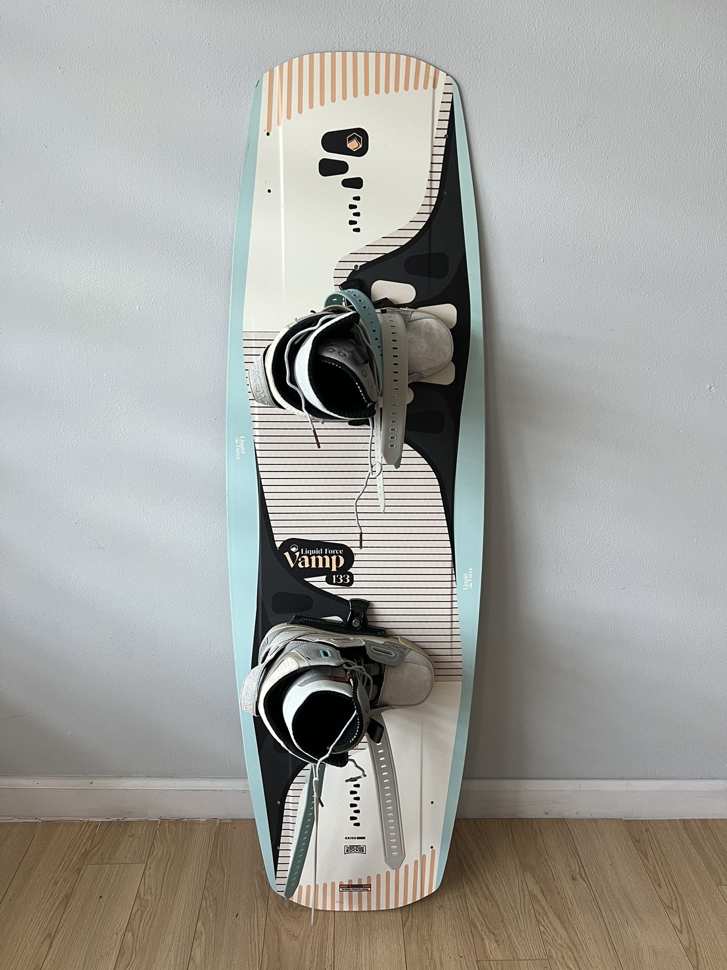 Liquid Force Vamp 133 Wakeboard With Slingshot Spacemob Bindings