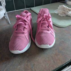 Pink Reebok flexagon sneakers women's size 6 and 1/2
These were only worn maybe a few times