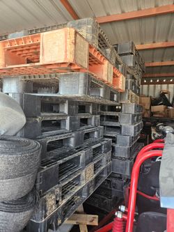 27 plastic pallets
