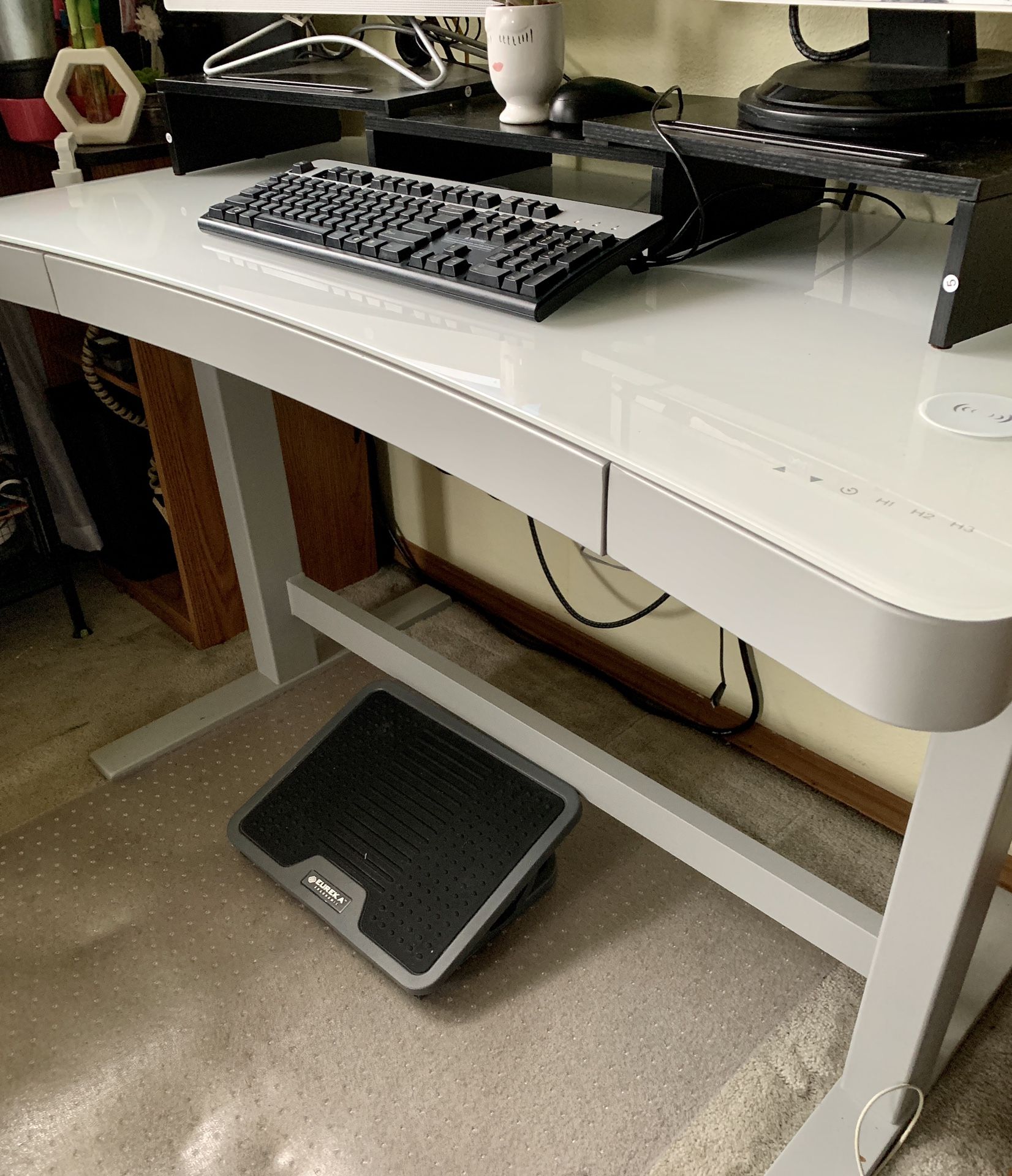 Tresanti 47" Adjustable Height Desk for Sale in Federal Way, WA OfferUp