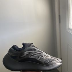 Yeezy 700 Glow In Dark Used 