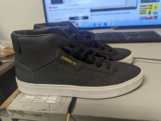 ADIDAS WOMEN . NEW  NO BOX . SIZE 8