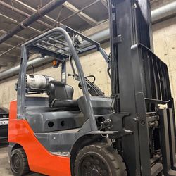 TOYOTA M8 forklift 6600 lb, 3 stage, side shift 