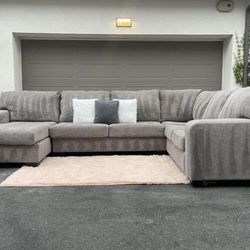 Huge Light Grey Sectional Couch Sofa From Ashley Furniture In Excellent Condition - FREE DELIVERY 🚛