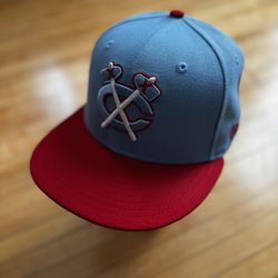 NWOT Chicago Blackhawks Tomahawks Logo Chicago Flag New Era Fitted Sz. 7 1/4